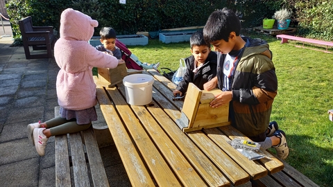 Children making bird boxes