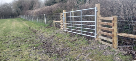 New gate and fencing Totternhoe, Rich Knock